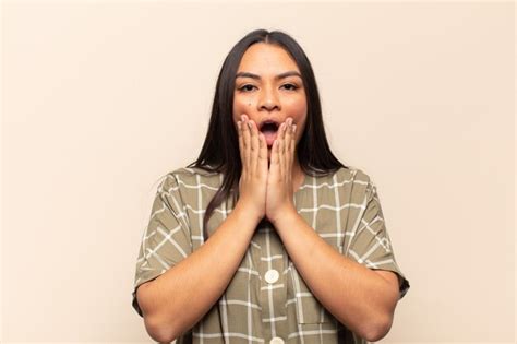 Mujer Latina Joven Que Se Siente Conmocionada Y Asustada Mirando Aterrorizada Con La Boca