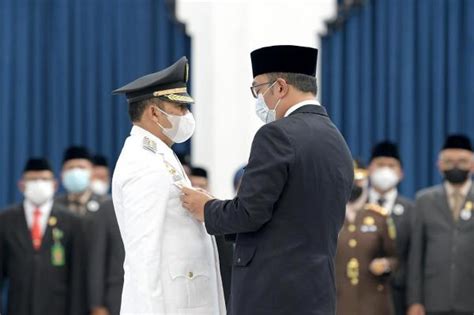 Ridwan Kamil Lantik Ngatiyana Sebagai Wali Kota Cimahi Definitif Sisa