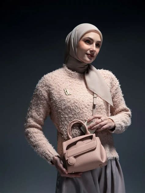Ide Mix And Match Menggunakan Jilbab Warna Nude