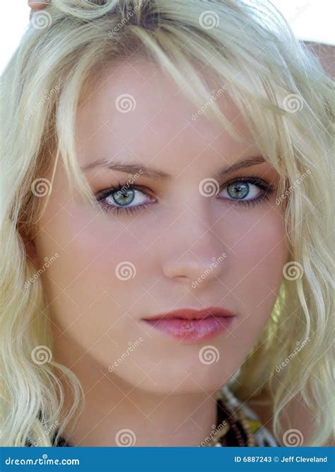 Het Portret Van De Close Up Van Jonge Blonde Tiener Stock Afbeelding Image Of Vrouw Blond