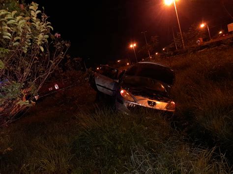 Despiste De Un Auto En Colectora Acceso Sur Conductor Trasladado Al