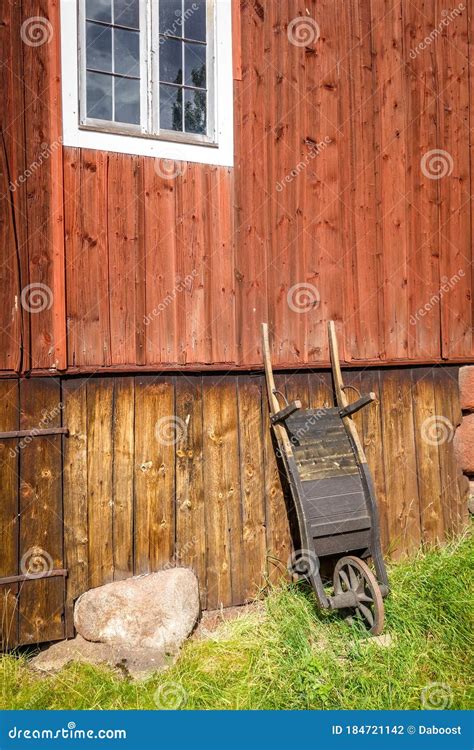 Vieille Brouette En Bois Sur Un Mur De Ferme Photo Stock Image Du