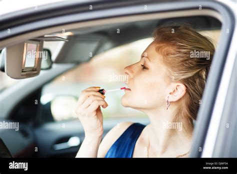 Blonde dans une voiture blanche Banque de photographies et dimages à haute résolution Alamy