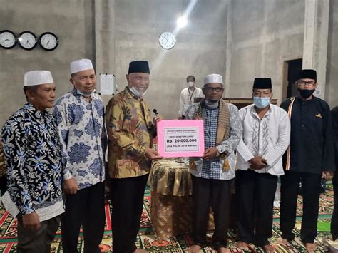 Safari Ramadhan Gubernur Mahyeldi Serahkan Bantuan Pembangunan Masjid