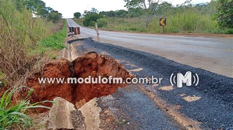 Chuva Abre Cratera Na Rodovia Lmg Entre Guimar Nia E Cruzeiro Da