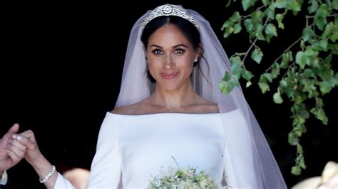 Meghan Markle Reacts to Her Wedding Dress For the First Time — Video ...