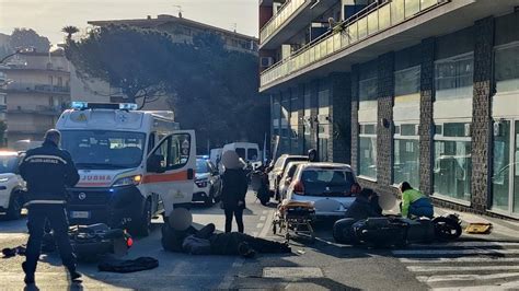 Scontro Tra Scooter Allincrocio Due Feriti La Stampa