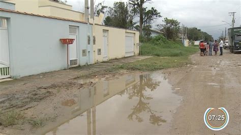 Moradores E Comerciantes Reclamam Da Alagamentos Em Caraguatatuba Sp