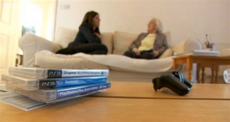 Mujer de 85 años juega Grand Theft Auto IV en TV de 65 pulgadas IntelDig