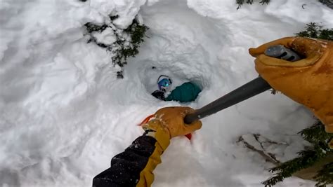 Sciatore salva snowboarder finito a testa in giù nella neve fresca