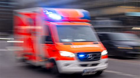 Krankenwagen Mit Patient An Bord Baut Auffahrunfall