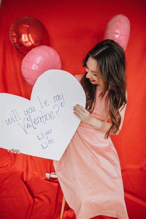 12 Easy Indoor Valentine S Day Photoshoot Ideas You Can Try Valentine Photo Shoot