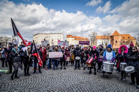 Manifa W Obronie Praw Kobiet Przesz A Po Ulicach Wroc Awia Radio Wroc Aw