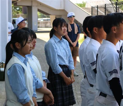 甲子園史上初の女子ノッカー・城東の永野悠菜マネジャー最後のノック「誰よりも青春した」／徳島 高校野球夏の地方大会写真ニュース 日刊スポーツ