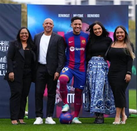 9 best pics from Vitor Roque's unveiling at Barcelona - Football