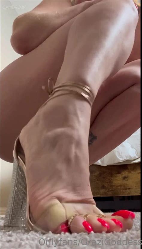 Watch Goddess Grazi mostrado os pés e seios Porn Video NudeSpree