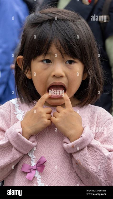 Japanische Mädchen Ein Gesicht Von Ihrem Mund Ziehen Tokio Japan