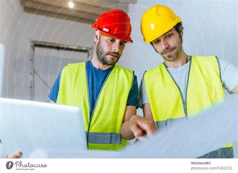 Architekt Mit Laptop Auf Der Baustelle Ein Lizenzfreies Stock Foto