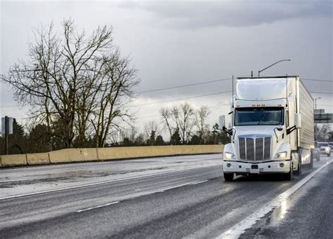 White Big Rig Industrial Semi Truck With Dry Van Semi Trailer