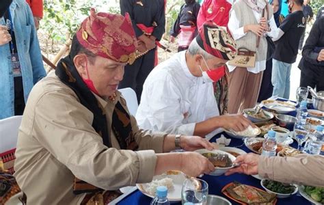 24 MAKANAN KHAS LAMPUNG MANJAKAN LIDAH GODA SELERA Orbit Metro