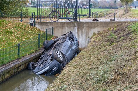 Fors Ongeval Auto Belandt Ondersteboven In Sloot Na Botsing Met Busje