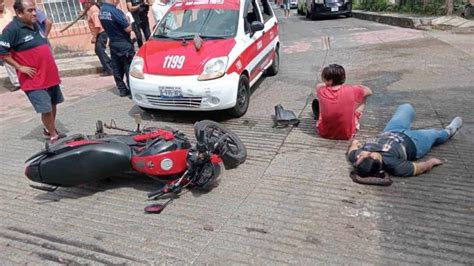 Taxistas atropella a pareja que viajaba en motocicleta en San Andrés Tuxtla