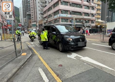 長沙灣老婦捱客貨車撞 擦損頭及腳送院