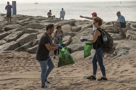 Recogen 40 kilos de residuos plásticos del Besós Ambientum