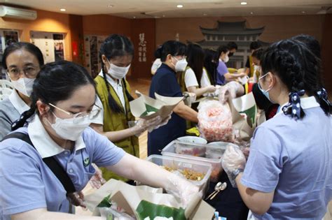 Muda Mudi Tzu Chi Di Medan Berbagi Paket Takjil Yayasan Buddha Tzu