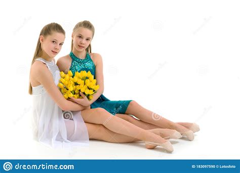 Les Belles Filles S Asseyent Par Terre Avec Un Bouquet De Tulipe Photo