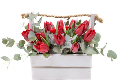 Композиция из 15 тюльпанов в ящике с эвкалиптом | Первый цветочный ...