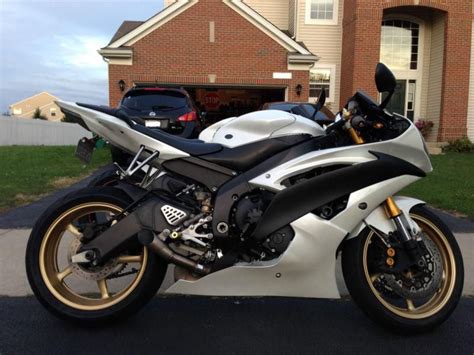 Yamaha R1 White And Gold