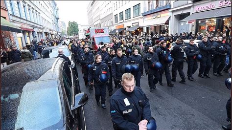 Pro palästinensische genehmigte Kundgebung Demozug durch Bln Kreuzberg