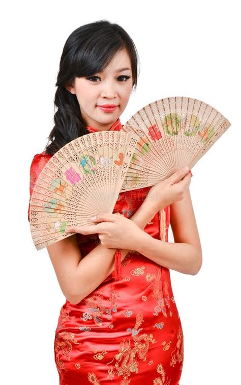 Jolies Femmes Avec La Robe Traditionnelle Chinoise Cheongsam Et Le Trou