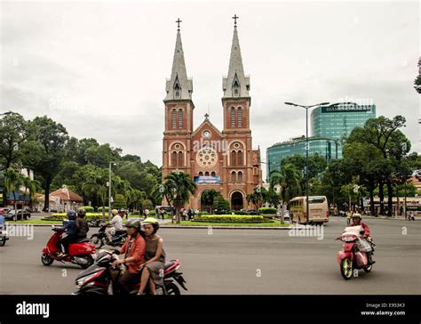 Basilica Della Cattedrale Di Saigon Notre Dame Banque De Photographies