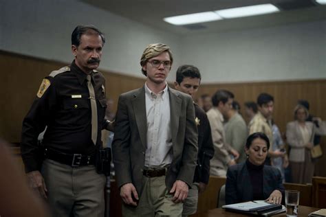 Dahmer Monstre Lhistoire De Jeffrey Dahmer Sur Netflix Une