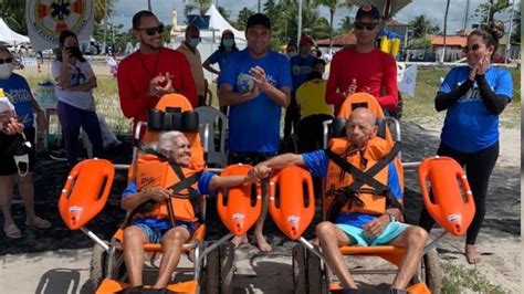 Praia Para Todos promove a inclusão e garante banho de mar para pessoas