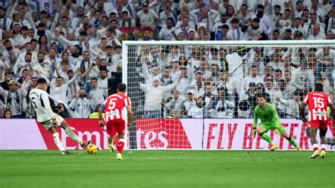 El Real Madrid remonta ante el Almería en el minuto 99 tras un polémico