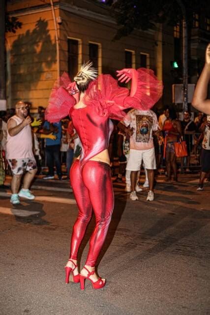 Lore Improta Brilha Em Ensaio Da Viradouro Teve Muito Amor E Samba