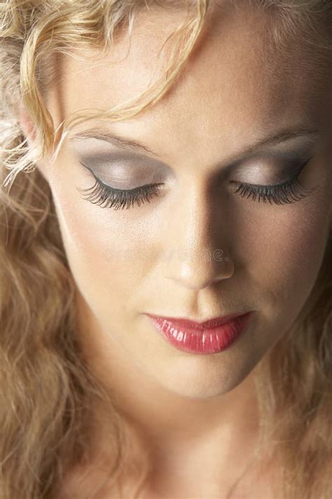 Jeune Femme Appliquant Le Renivellement Image Stock Image Du Blonde