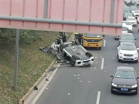 突发！太原滨河东路发生一起严重车祸！小车被撞翻、满地碎片零件洛尔