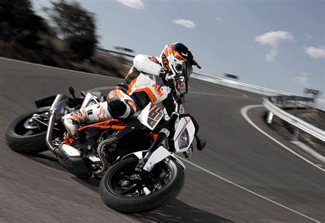 KTM 690 Duke Review | MotoAdvances