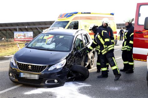 PKW gerät in Gegenverkehr Fünf Verletzte darunter auch ein Kind