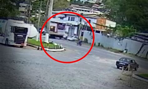 Vídeo Acidente deixa motociclista ferido na RJ 116 em Bom Jardim