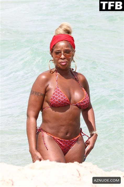 Mary J Blige Sexy Seen Showing Off Her Curves In A Bikini At The Beach In Miami Aznude