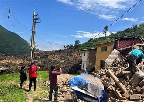 Deslizamiento De Cerro Sepulta Colegio Y Varias Viviendas En Sierra De