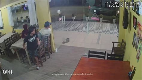 Mulher Prensada Contra Porta Malas Do Pr Prio Carro Por Outro Ve Culo