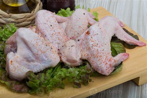 Raw chicken wings 8477051 Stock Photo at Vecteezy