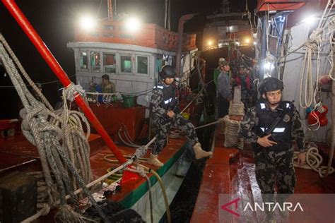 Penangkapan Dua Kapal Berbendera Vietnam Di Perairan Natuna ANTARA News