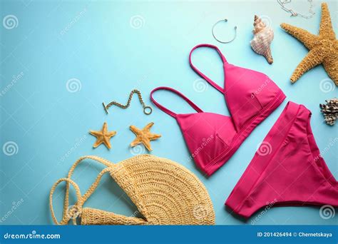 Accesorios Rosados Bikini Hermosos Y De La Playa En Puesta Plana Del Fondo Azul Claro Espacio
